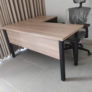 Ref001 - Desk L 001