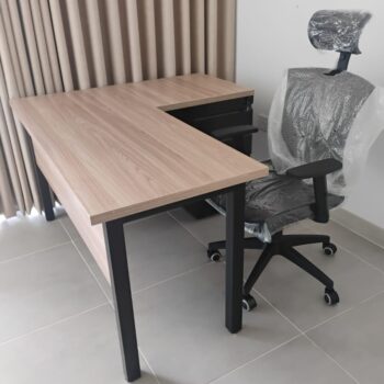 Ref001 - Desk L 002